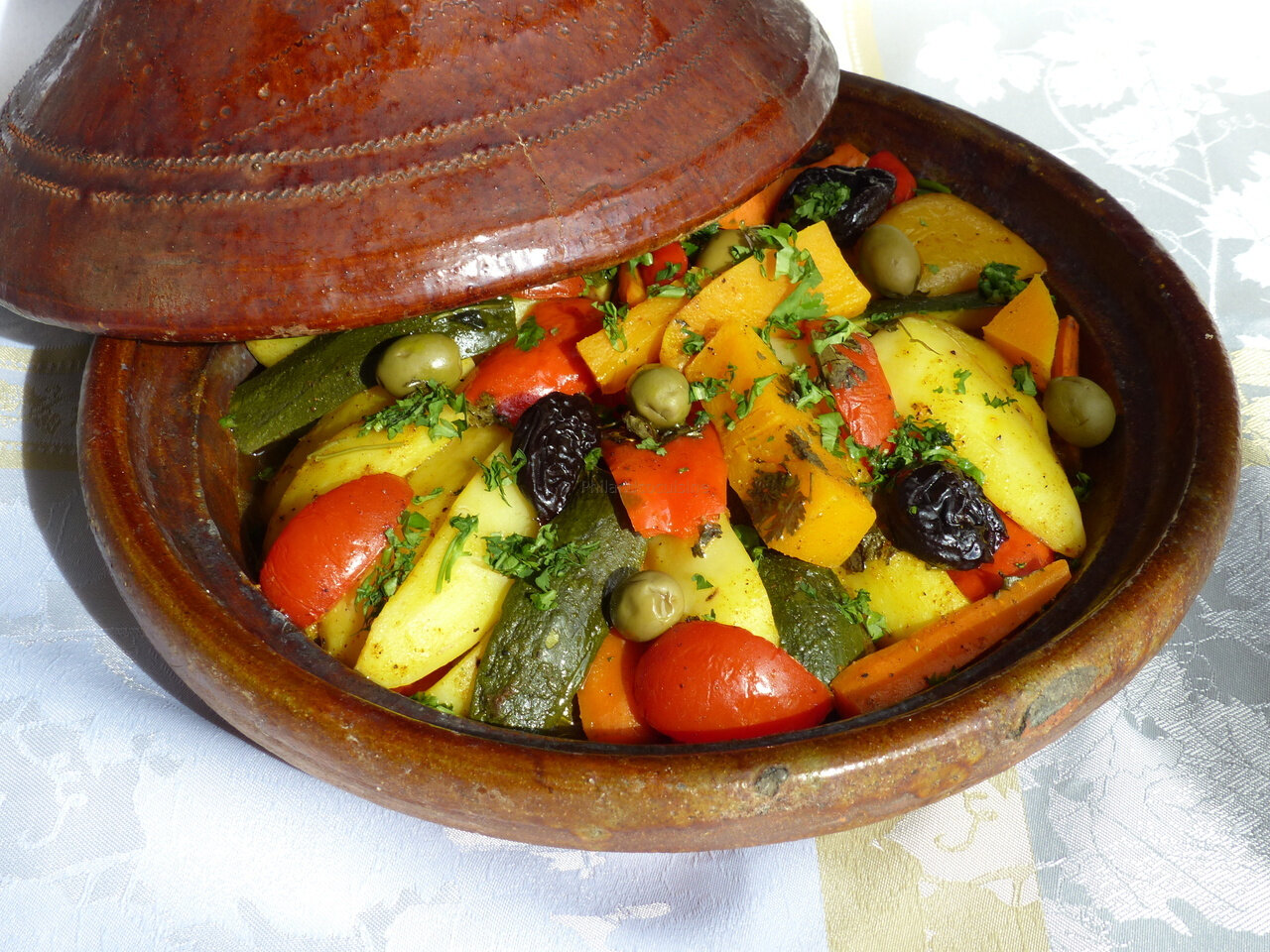 Tajine marocain traditionnel servi chaud
